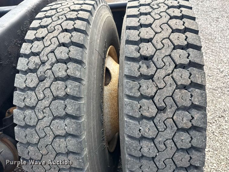 image for item EG5809 2000 Freightliner FLD Conventional  semi truck