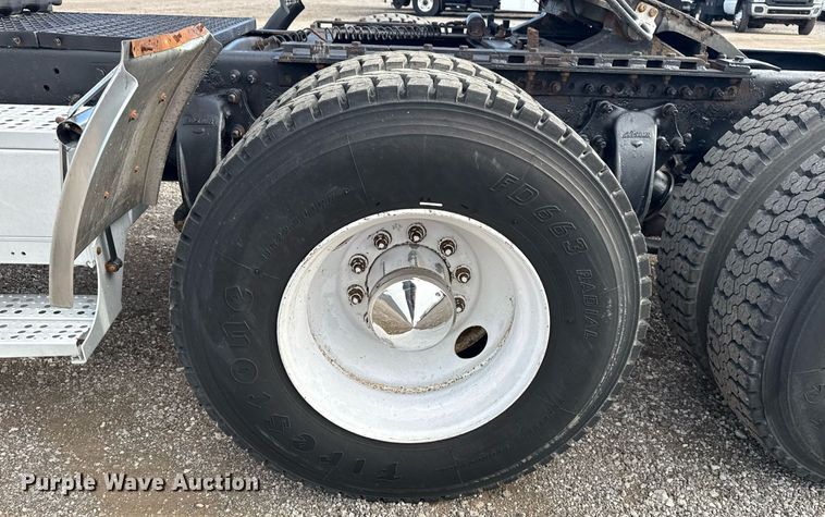 image for item EG5809 2000 Freightliner FLD Conventional  semi truck