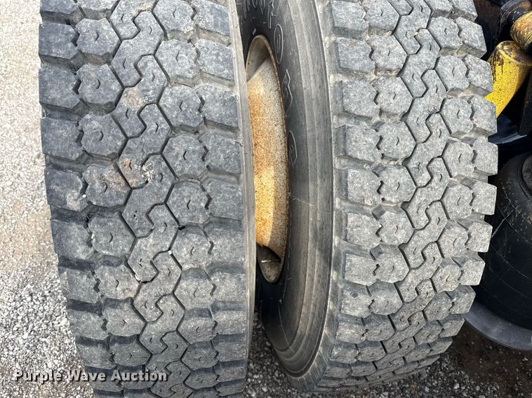 image for item EG5809 2000 Freightliner FLD Conventional  semi truck