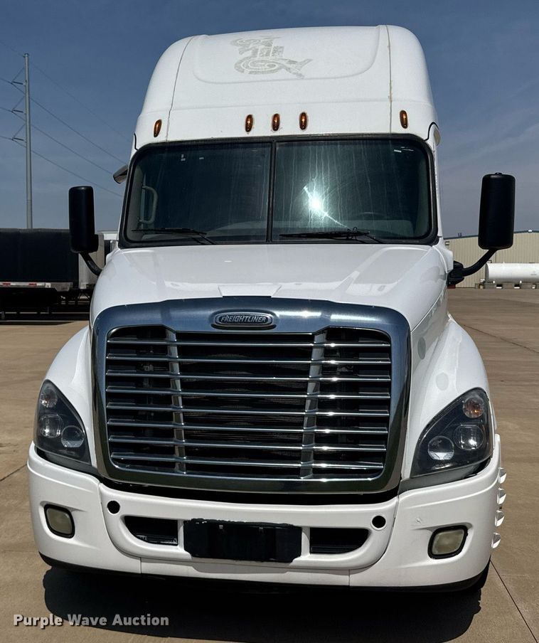 image for item EG6353 2016 Freightliner Cascadia semi truck
