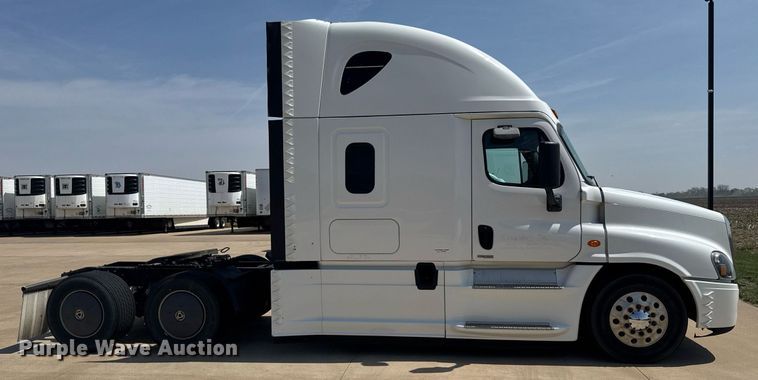 image for item EG6353 2016 Freightliner Cascadia semi truck