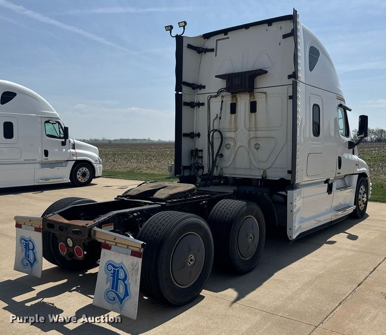 image for item EG6353 2016 Freightliner Cascadia semi truck