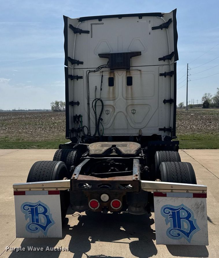 image for item EG6353 2016 Freightliner Cascadia semi truck