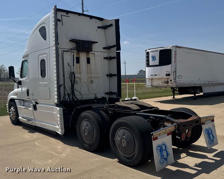 image for item EG6353 2016 Freightliner Cascadia semi truck