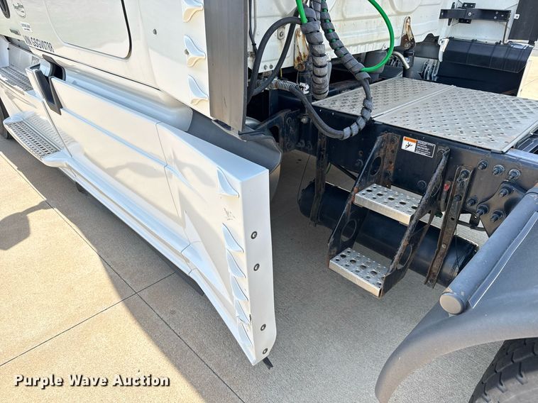 image for item EG6353 2016 Freightliner Cascadia semi truck