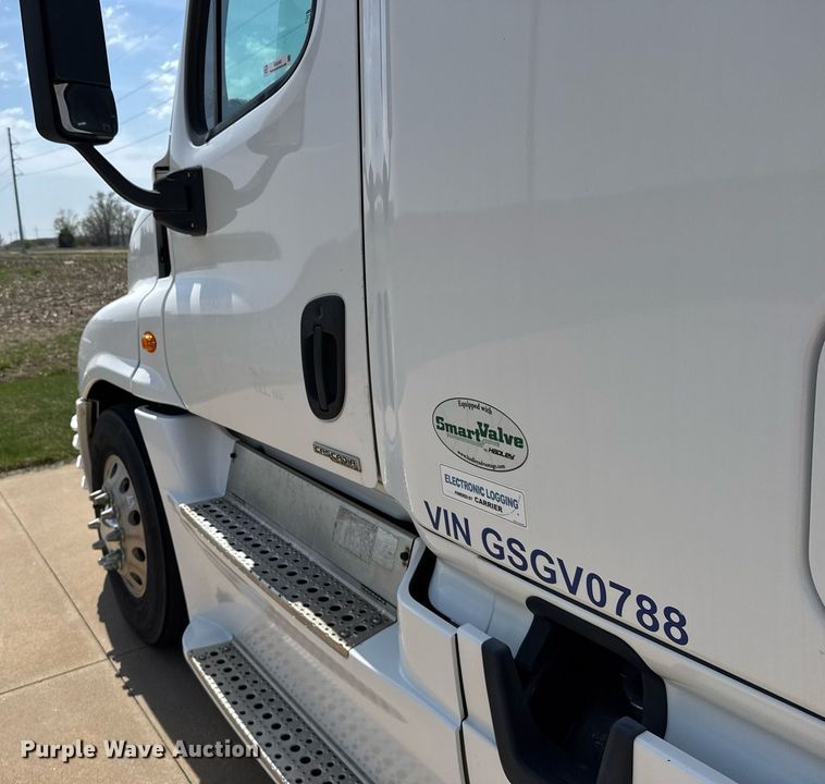 image for item EG6353 2016 Freightliner Cascadia semi truck