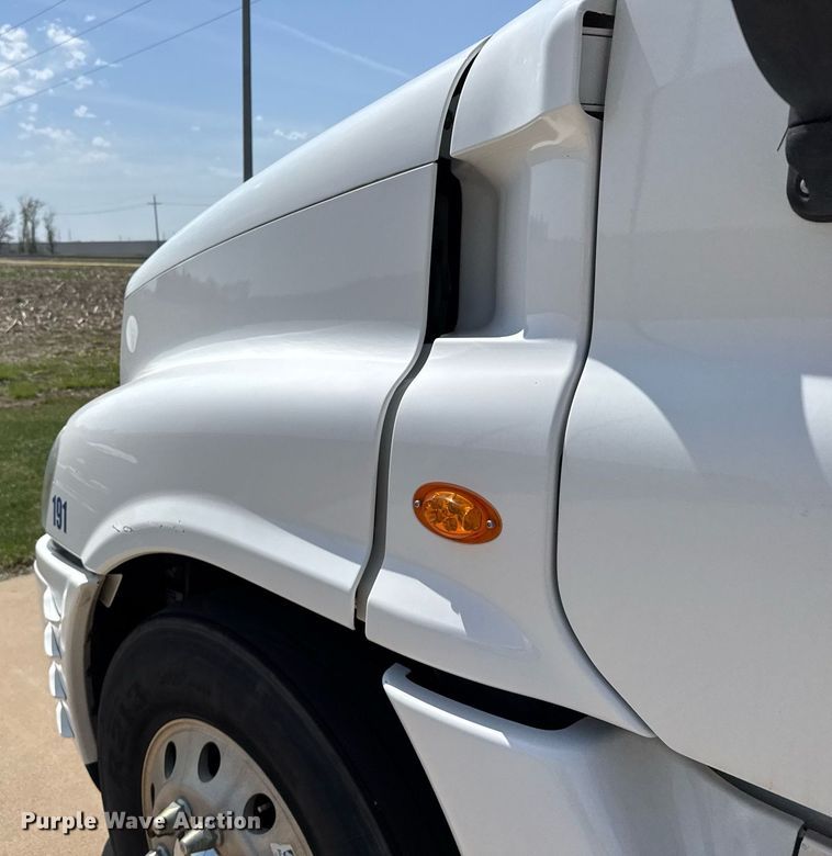 image for item EG6353 2016 Freightliner Cascadia semi truck