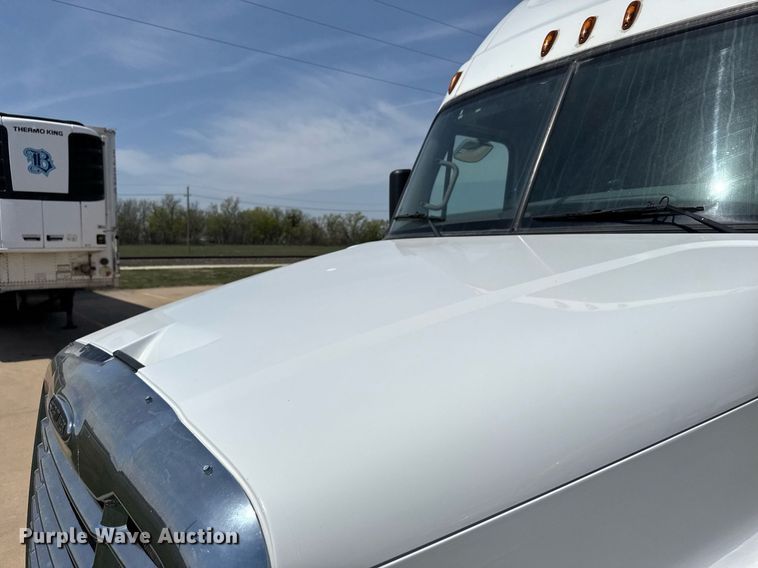 image for item EG6353 2016 Freightliner Cascadia semi truck