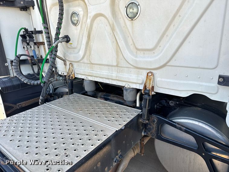 image for item EG6353 2016 Freightliner Cascadia semi truck