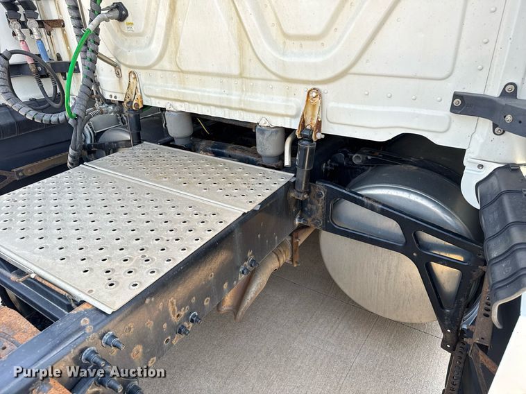 image for item EG6353 2016 Freightliner Cascadia semi truck