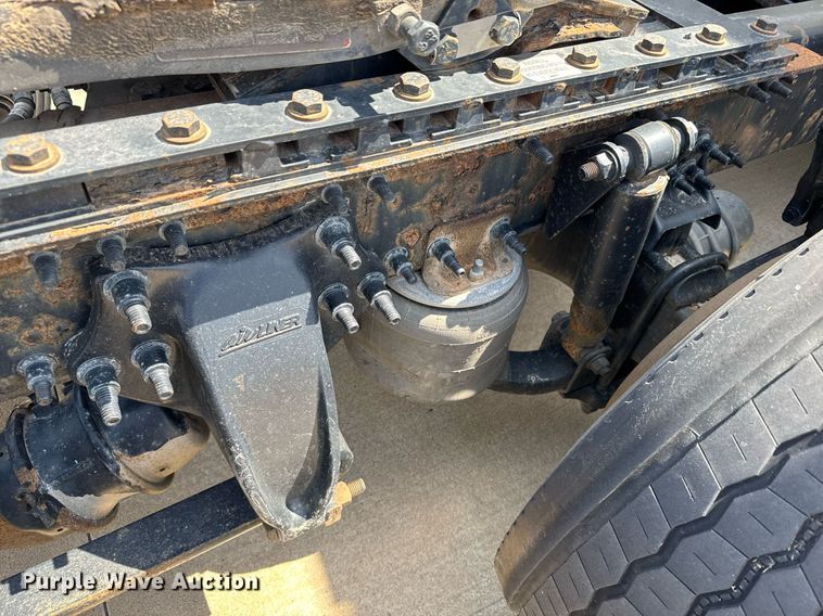 image for item EG6353 2016 Freightliner Cascadia semi truck