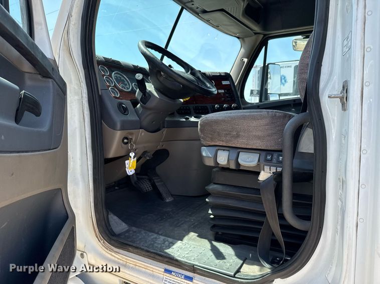 image for item EG6353 2016 Freightliner Cascadia semi truck