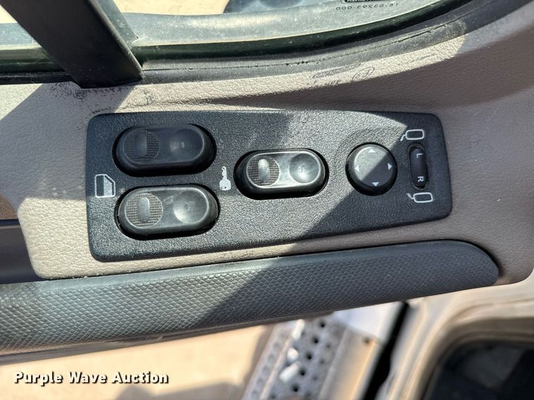 image for item EG6353 2016 Freightliner Cascadia semi truck