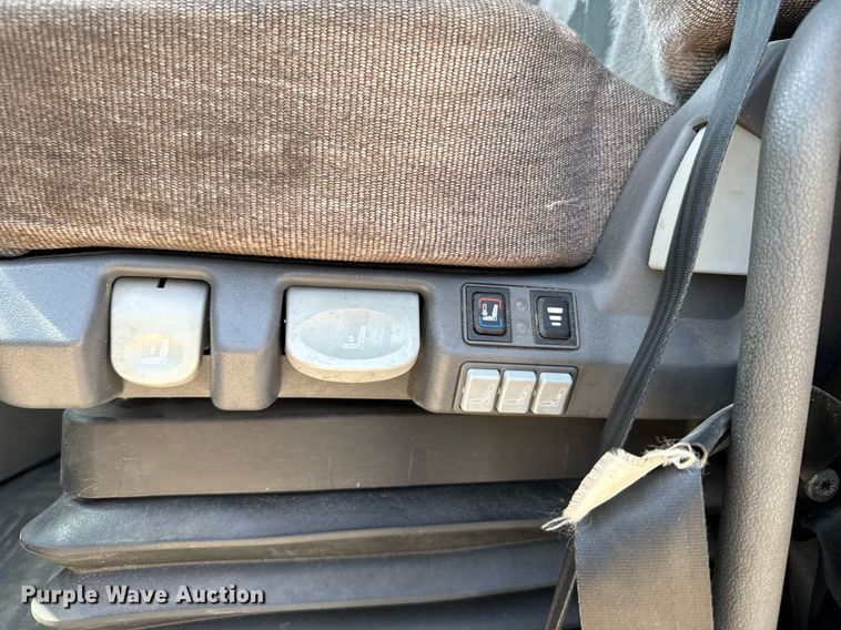 image for item EG6353 2016 Freightliner Cascadia semi truck