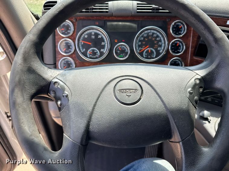 image for item EG6353 2016 Freightliner Cascadia semi truck