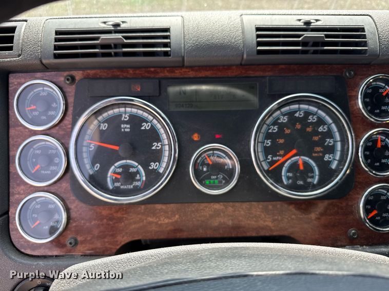 image for item EG6353 2016 Freightliner Cascadia semi truck