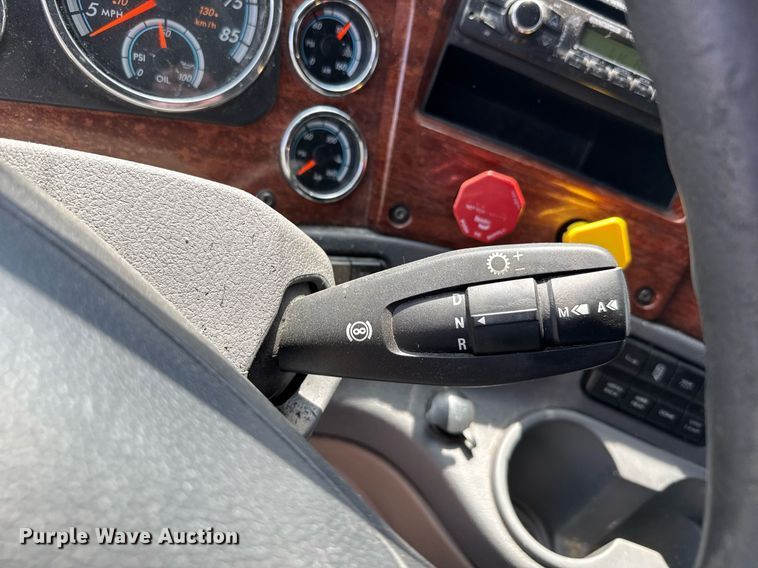 image for item EG6353 2016 Freightliner Cascadia semi truck