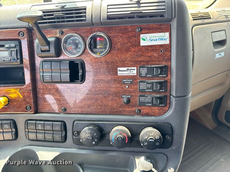 image for item EG6353 2016 Freightliner Cascadia semi truck