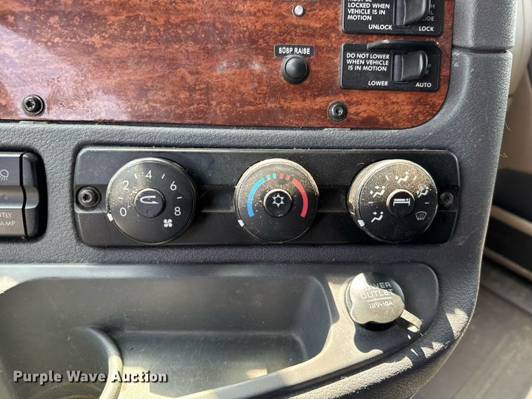 image for item EG6353 2016 Freightliner Cascadia semi truck