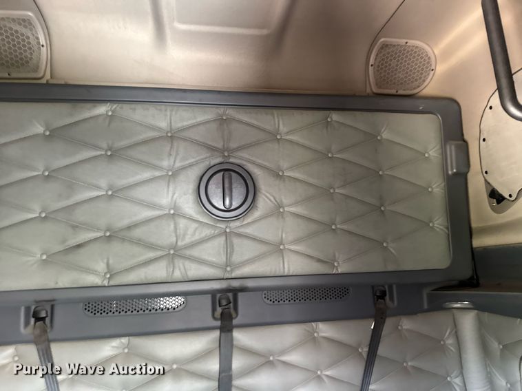 image for item EG6353 2016 Freightliner Cascadia semi truck