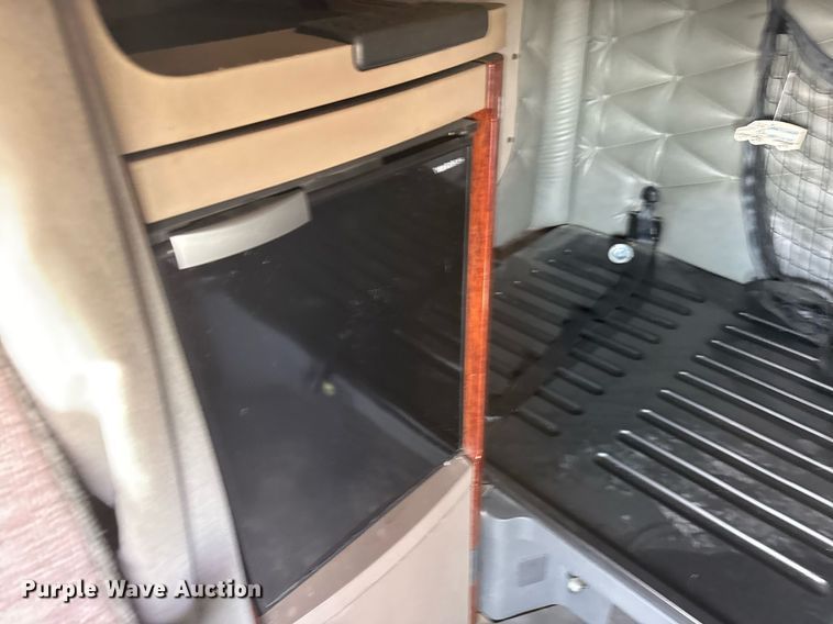 image for item EG6353 2016 Freightliner Cascadia semi truck