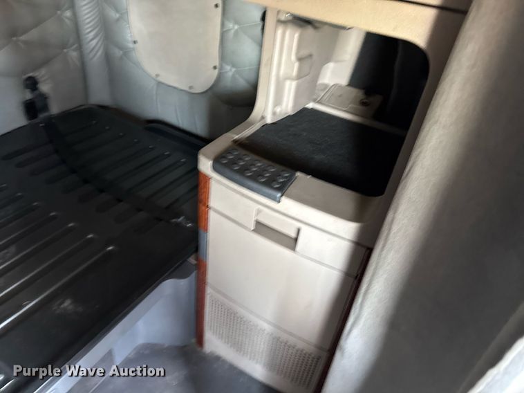 image for item EG6353 2016 Freightliner Cascadia semi truck