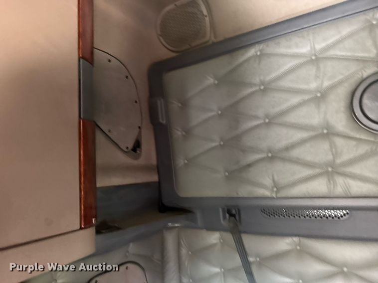 image for item EG6353 2016 Freightliner Cascadia semi truck