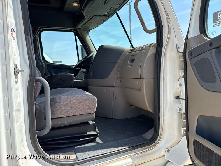 image for item EG6353 2016 Freightliner Cascadia semi truck