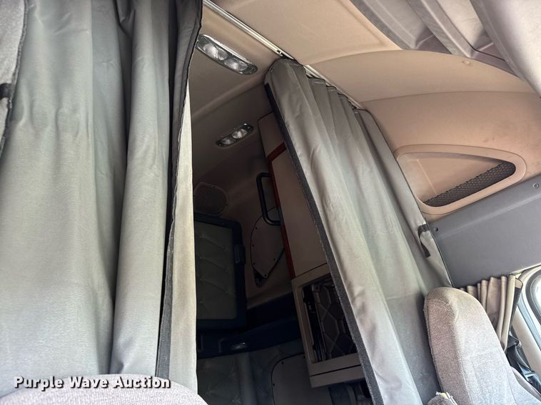 image for item EG6353 2016 Freightliner Cascadia semi truck