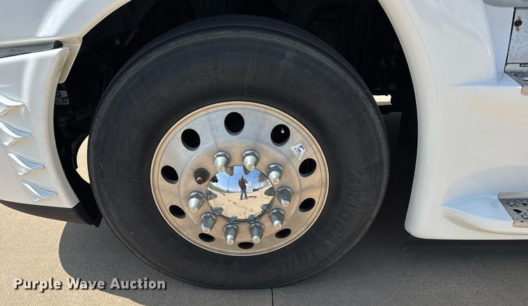 image for item EG6353 2016 Freightliner Cascadia semi truck