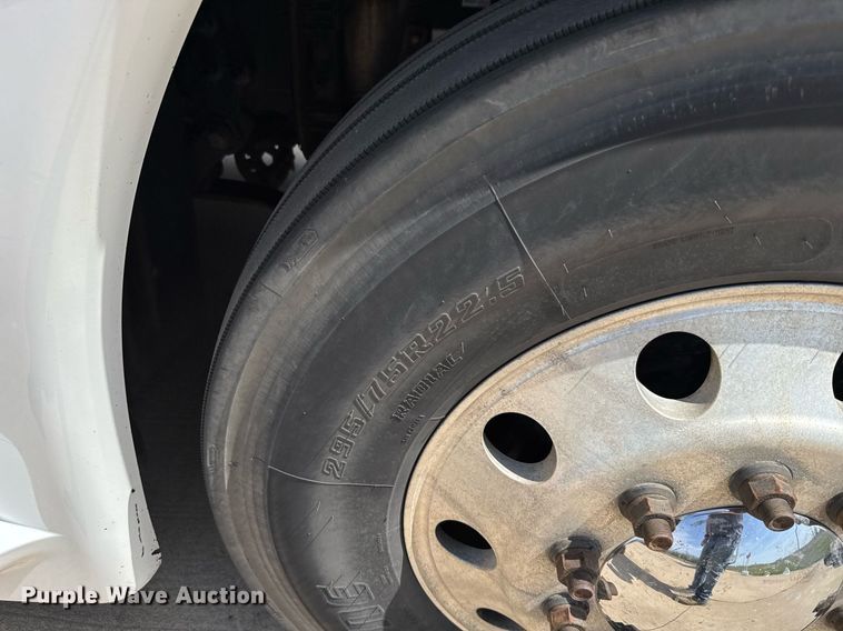 image for item EG6353 2016 Freightliner Cascadia semi truck