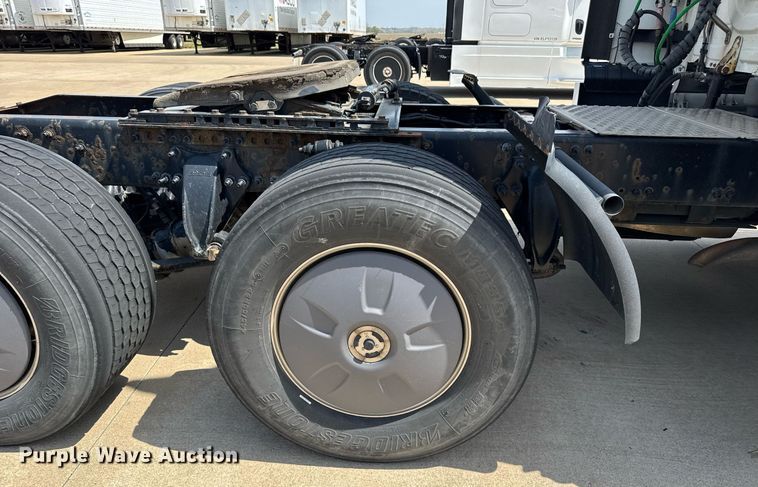 image for item EG6353 2016 Freightliner Cascadia semi truck