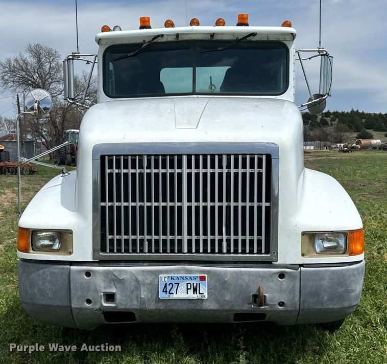 image for item EG6396 1993 International 9400 semi truck
