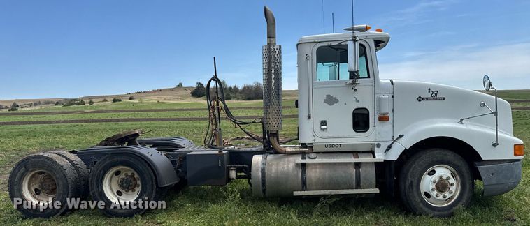 image for item EG6396 1993 International 9400 semi truck