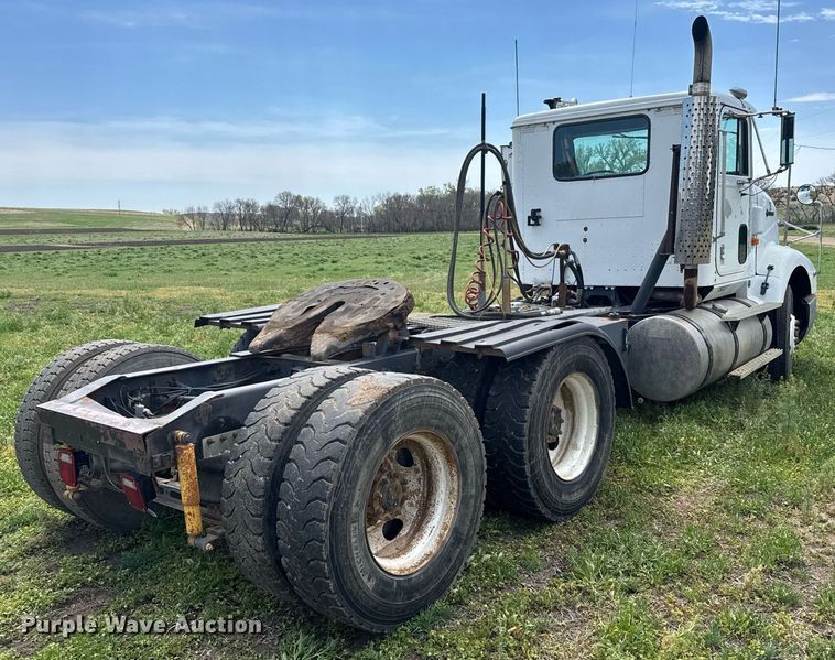 image for item EG6396 1993 International 9400 semi truck