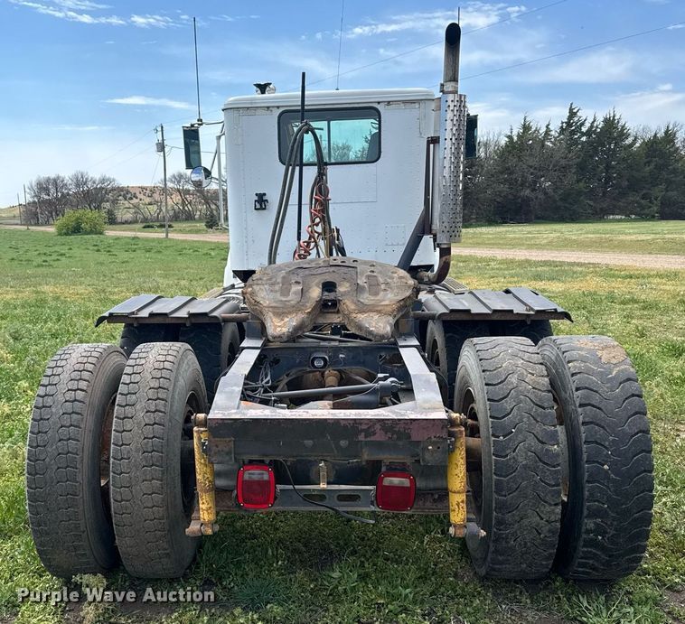 image for item EG6396 1993 International 9400 semi truck