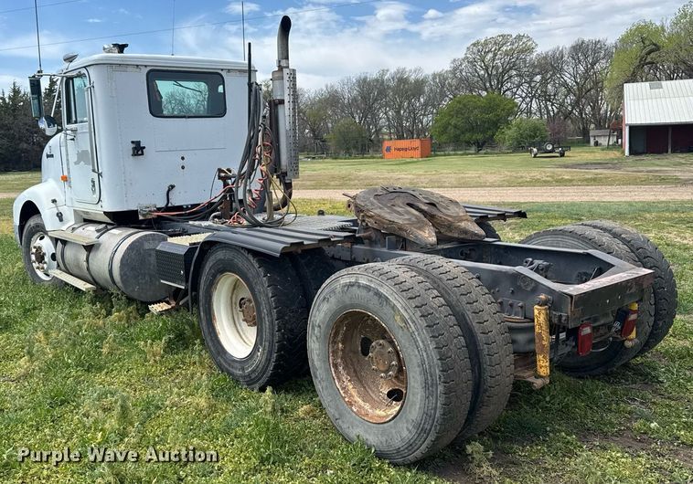 image for item EG6396 1993 International 9400 semi truck