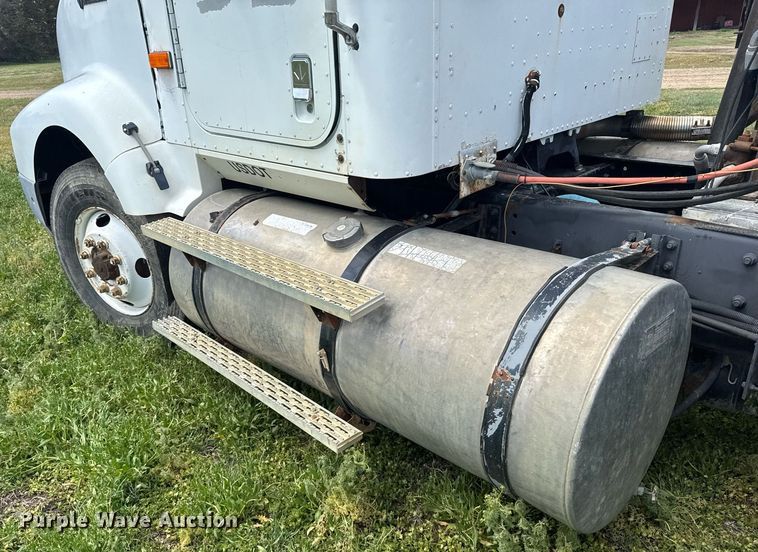 image for item EG6396 1993 International 9400 semi truck