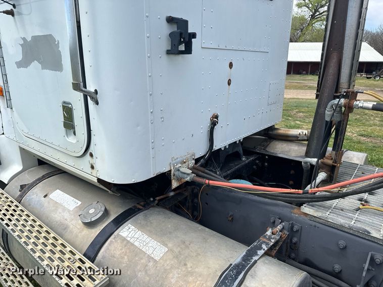 image for item EG6396 1993 International 9400 semi truck