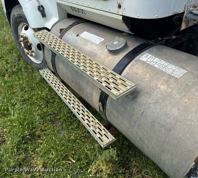 image for item EG6396 1993 International 9400 semi truck