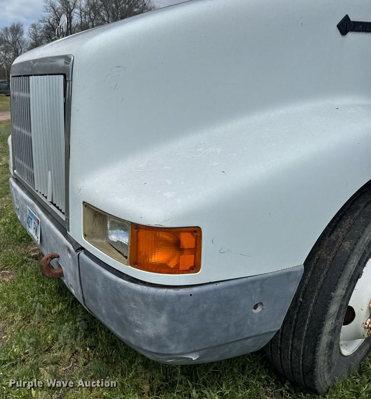 image for item EG6396 1993 International 9400 semi truck