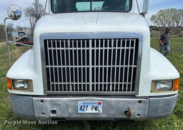 image for item EG6396 1993 International 9400 semi truck