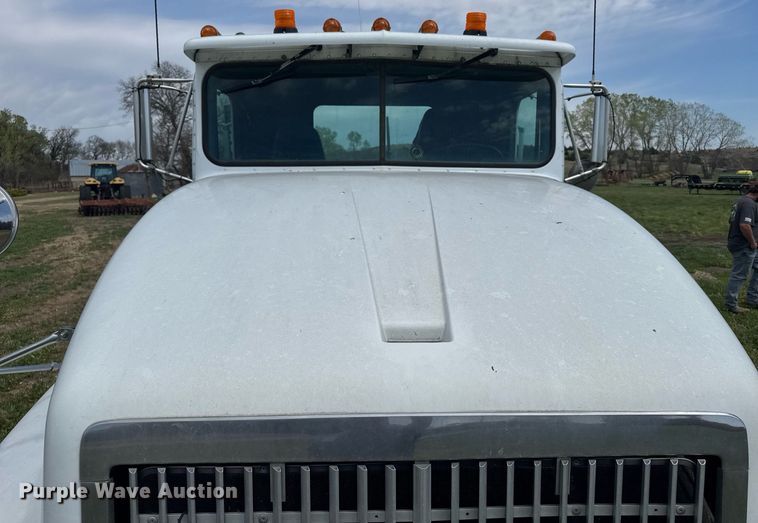 image for item EG6396 1993 International 9400 semi truck