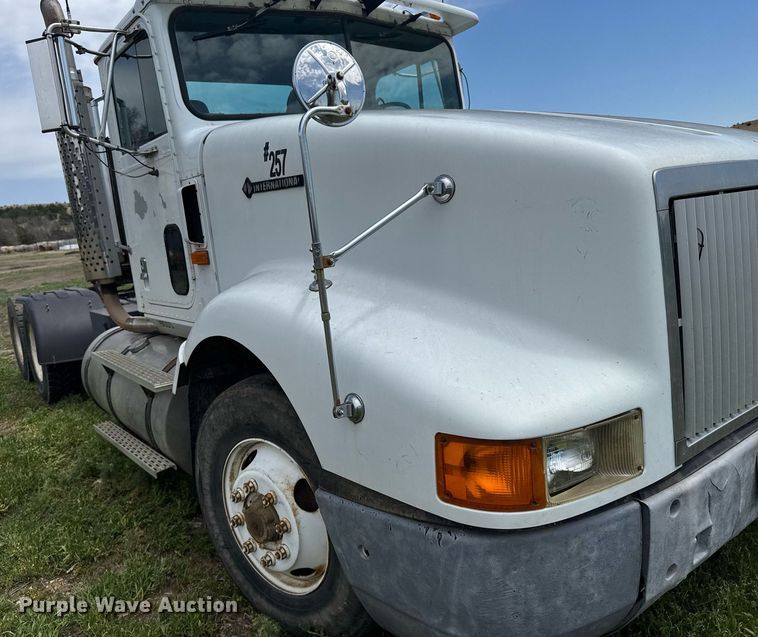 image for item EG6396 1993 International 9400 semi truck