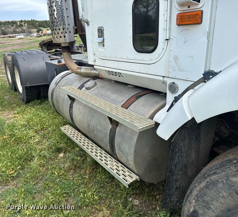 image for item EG6396 1993 International 9400 semi truck