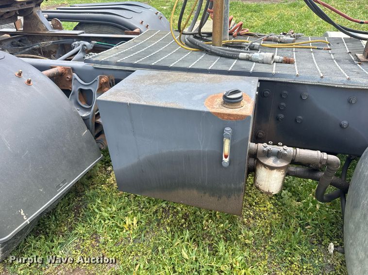 image for item EG6396 1993 International 9400 semi truck