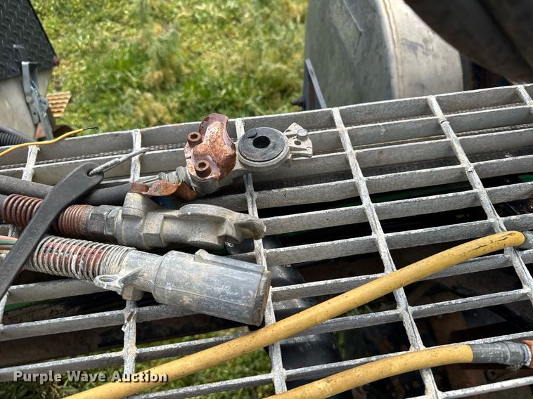 image for item EG6396 1993 International 9400 semi truck