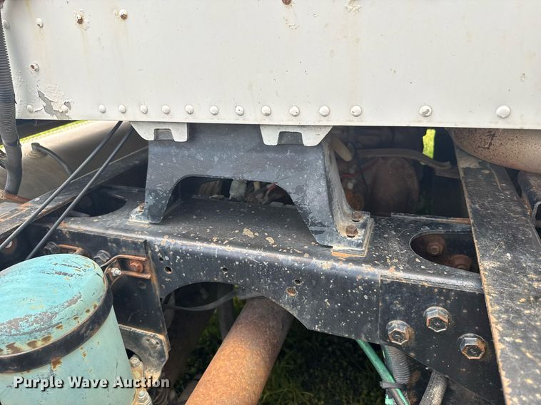 image for item EG6396 1993 International 9400 semi truck