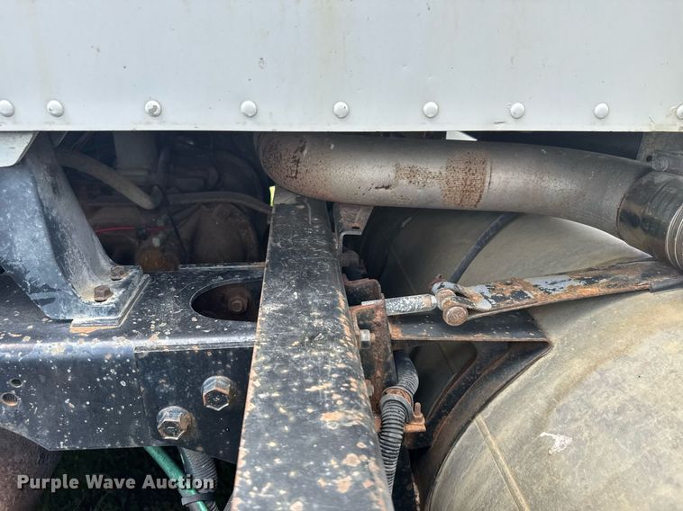 image for item EG6396 1993 International 9400 semi truck