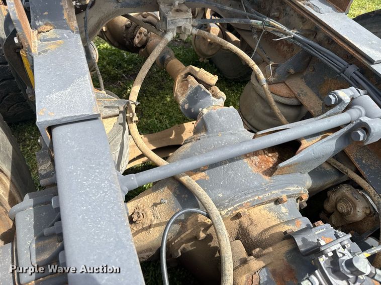 image for item EG6396 1993 International 9400 semi truck